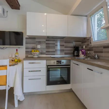Apartment Ljiljanka *